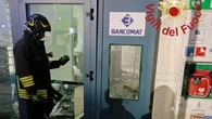 Rovello Porro, fanno esplodere bancomat: fuggono con 17mila euro e ne lasciano 26mila macchiati