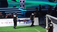 Prima partita di calcio tra robot umanoidi: 'giocatore' infortunato portato via in barella