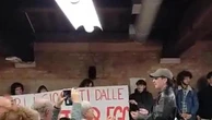 Tensione all'università Ca' Foscari: studenti pro Pal impediscono l'incontro con Emanuele Fiano
