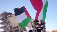 Gaza, tra le macerie due ragazzi sventolano la bandiera italiana con quella palestinese