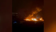 Mosca, fiamme nella notte in un complesso turistico: le immagini del vasto incendio