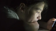Dormire poco e andare a letto tardi compromette lo sviluppo del cervello negli adolescenti