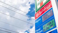 Benzina e gasolio, undicesimo giorno di ribassi. Consumatori: “Prezzi giù, ma con il contagocce”