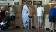 Australia al voto tra spiagge e urne: elettori in costume da bagno a Bondi Beach