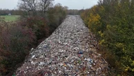 Inghilterra, montagna di rifiuti illegali scaricata in un campo: le immagini dal drone