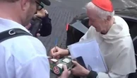 Il cardinale Radcliffe autografa una palla da baseball al collezionista: "Magari è il prossimo Papa"