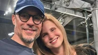 Stefano Accorsi papà per la quinta volta. Il post: “Sembriamo in due ma siamo in tre”