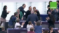 Ilaria Salis, confermata immunità: il momento del voto e gli abbracci all'europarlamentare