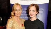 J.K. Rowling a Emma Watson: “Non è consapevole di quanto sia ignorante”. La polemica sui diritti delle persone transgender
