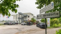 Padova, bloccano il fidanzato e in due abusano di una giovane: in manette un ragazzo di 19 anni