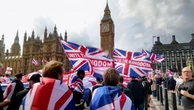 Gb, manifestazione dell'estrema destra a Londra: a migliaia sfilano contro il governo Starmer