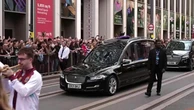 Birmingham, il feretro di Ozzy Osbourne salutato da migliaia di persone. E la banda suona "Iron man"