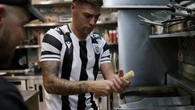 Il calciatore Vogliacco spiega ai greci "the italian way" del cibo: non spezzate gli spaghetti