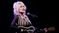 Dolly Parton cancella i suoi concerti a Las Vegas: “Problemi di salute ancora in corso”