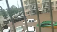 Pechino, fiumi d'acqua per le piogge intense trascinano le automobili in strada