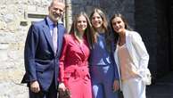 La principessa Leonor si diploma: la foto assieme ai genitori Felipe VI e Letizia di Spagna