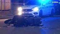 Milano, muore cadendo dallo scooter in fuga dalla polizia: le immagini dei rilievi sul posto