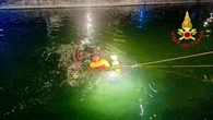 Finisce con l’auto dentro al Naviglio: morto ragazzo di 24 anni, tornava dalla festa di compleanno