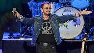 Ringo Starr fa riscrivere il suo biopic: “Noi Beatles non eravamo così”