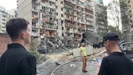 Kiev, molti edifici residenziali colpiti da missili russi: i soccorsi in azione evacuano i palazzi