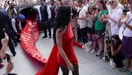 Katy Perry indossa un vestito con il testo del nuovo singolo: per srotolare lo strascico servono quasi due minuti