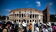 Pellegrini o miliardari: Roma, Milano, Venezia e Napoli brillano di visitatori e criticità
