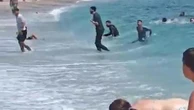 Spagna, migranti sbarcano sulla spiaggia affollata: i bananti fuggono o cercano di catturarli