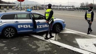 Due chilometri contromano, tasso alcolico tre volte oltre i limiti: denunciata in tangenziale a Bra