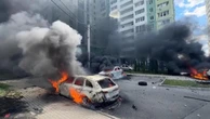 Ucraina, Kharkiv sotto attacco: condomini e auto in fiamme, i cittadini in fuga con bambini e gatti