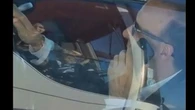 Roberto Benigni beccato alla guida, al telefono e senza cintura