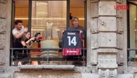 Milano, Modric saluta e lancia magliette in via Dante: i tifosi rossoneri in delirio