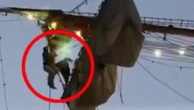 I marinai sospesi alle corde degli alberi dopo l'impatto della nave contro il ponte di Brooklyn