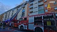 Incendio in grande palazzo a Milano, due morti