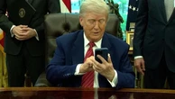 Trump, squilla il cellulare nello Studio Ovale: "E' solo un membro del Congresso…"