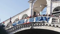 Venezia, dallo striscione a Rialto alle facce incredule dei turisti: i no-Bezos manifestano in città