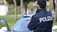 Modena, trovato morto in casa con una cintura al collo. A dare l'allarme gli amici
