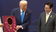 Corea del Sud, Trump riceve una corona d'oro e una medaglia: "Vorrei indossarla subito"