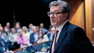 Buste paga, aumento età pensioni, taglio Irpef, bonus, contributo banche: tutte le misure nel Dpb