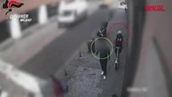 Milano, rapine in monopattino e bici a noleggio: ecco come agivano i ladri di orologi di lusso