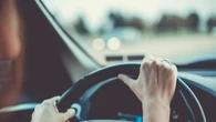 Gli italiani non rinunciano all’auto, ma rinviano l’acquisto: servono 11 stipendi per comprarne una