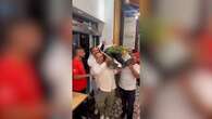 Napoli, sposo portato in una (finta) bara per l'addio al celibato: il video diventa virale