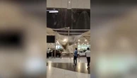 India, nubifragio a Nuova Delhi: il tendone dell'aeroporto crolla sotto il peso della pioggia