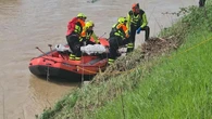 Udine, si lancia nel torrente per salvare il cane, ma viene travolto dalla corrente: morto un 63enne