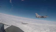 I caccia francesi pattugliano i cieli in Polonia: i jet Rafale in volo durante l'esercitazione Nato