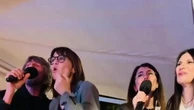 Pausini festeggia 51 anni con un karaoke tra amiche: sul palco anche Giorgia e Cortellesi