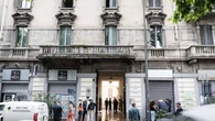 Donna morta gettandosi dalla finestra, i vicini: “Svegliati da urla lancinanti, era un incubo”