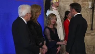 G7, il gelo tra Meloni e Macron: baciamano e sorrisi forzati alla cena con Mattarella