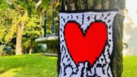 Il "Banksy di Segrate" lavora all'uncinetto: opere d’arte fatte a maglia sugli alberi della città