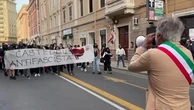 Cagliari, idranti e lacrimogeni per separare il corteo antifascista dal raduno di CasaPound