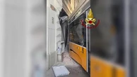Milano, tram deragliato: il mezzo sfasciato incastrato nel palazzo, le immagini dei vigili del fuoco